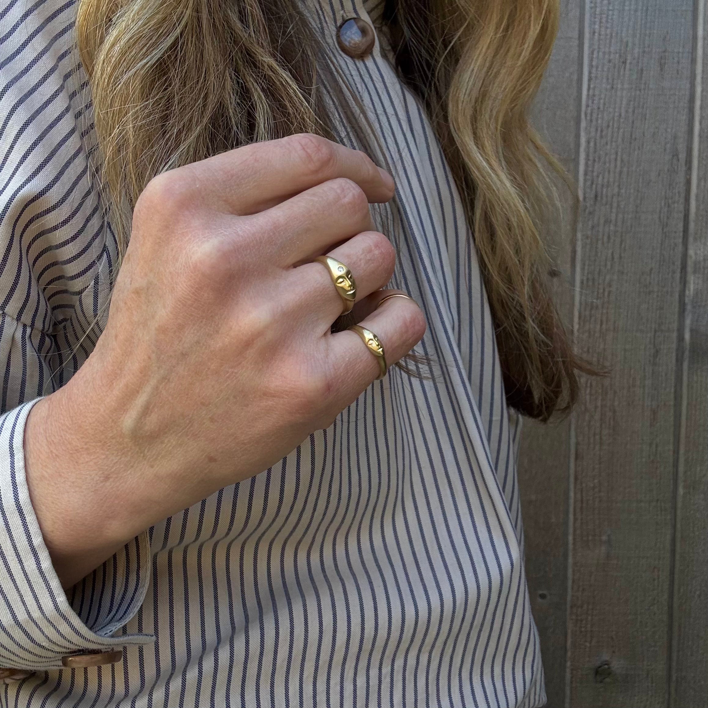 Little Grey Lady Cameo Ring in 18K Gold