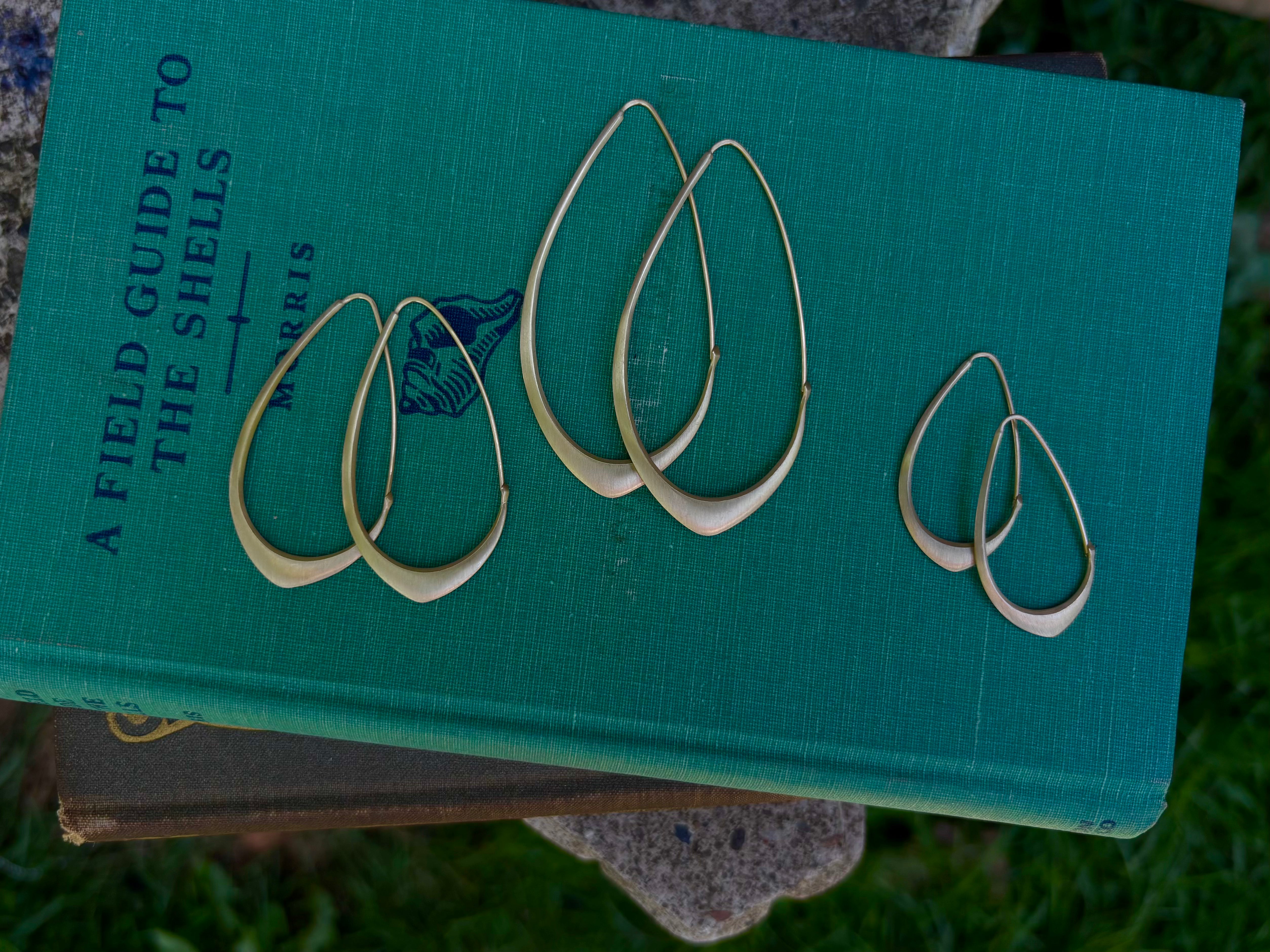Medium Facet Hoops in 14K Gold