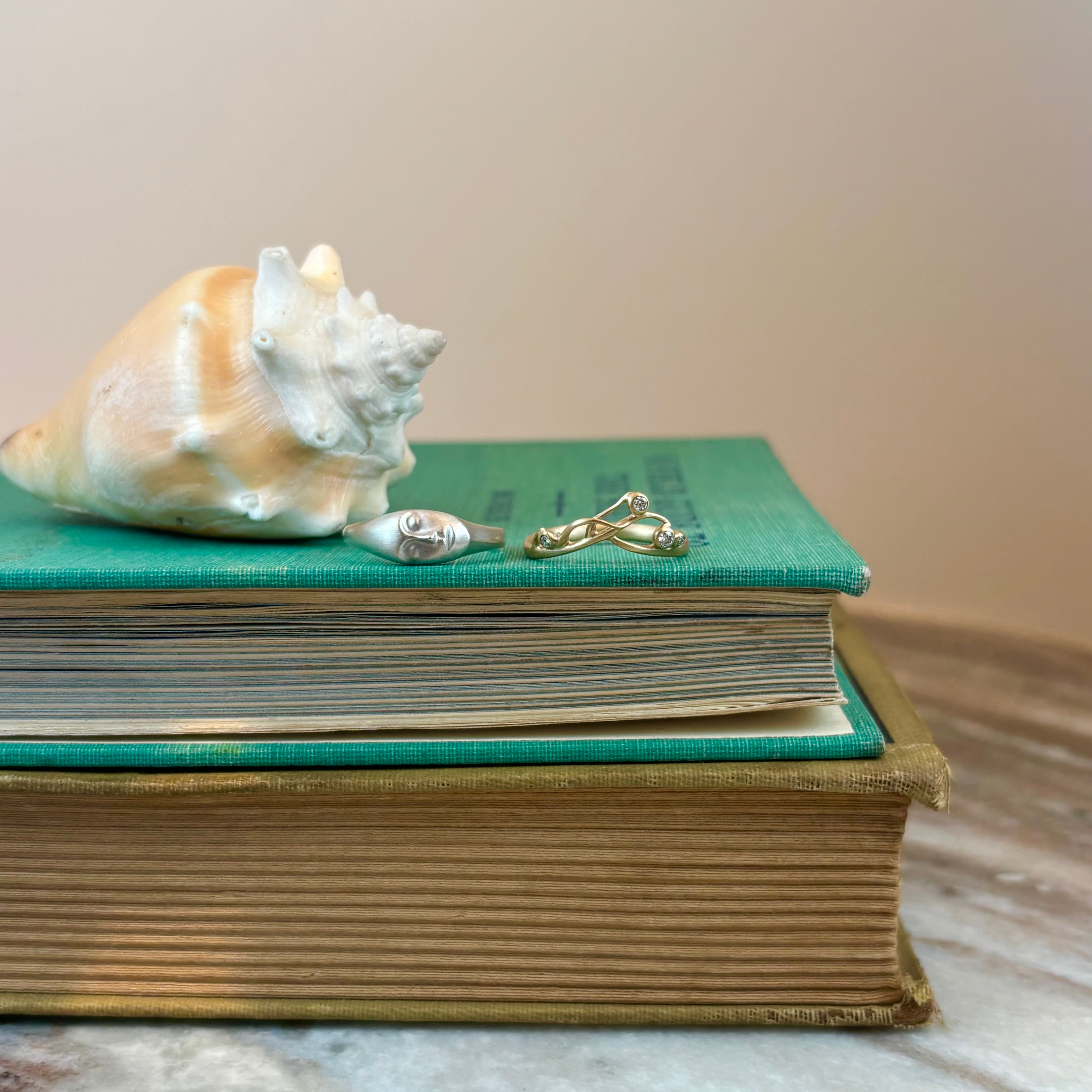 Medium Grey Lady Cameo Ring in Bright Silver